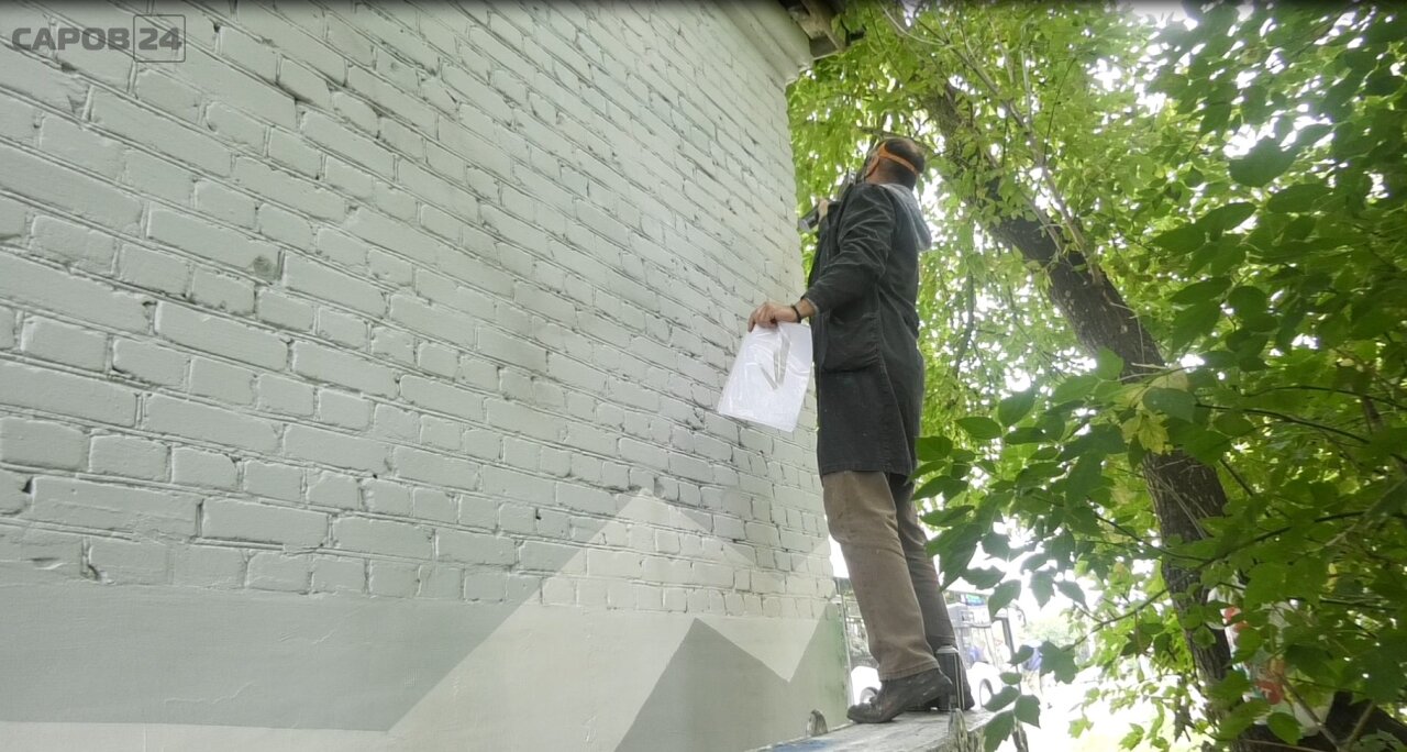 Художник Антон Климов начал расписывать распределительную будку рядом с парком Зернова
